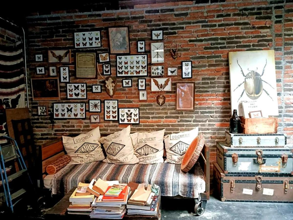 J No.14 Bed & Breakfast Банкок Екстериор снимка