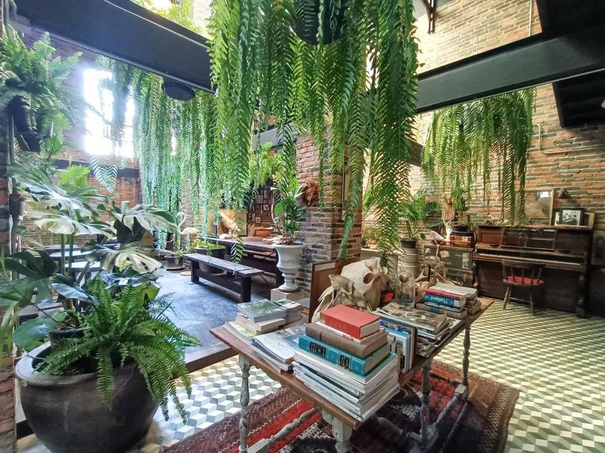 J No.14 Bed & Breakfast Банкок Екстериор снимка