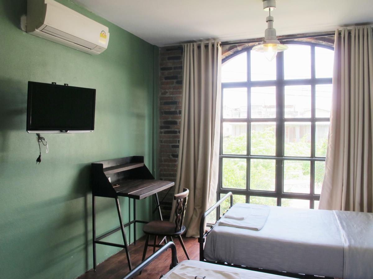 J No.14 Bed & Breakfast Банкок Екстериор снимка