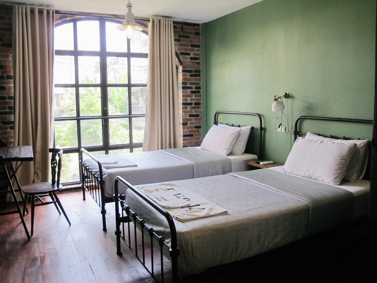 J No.14 Bed & Breakfast Банкок Екстериор снимка