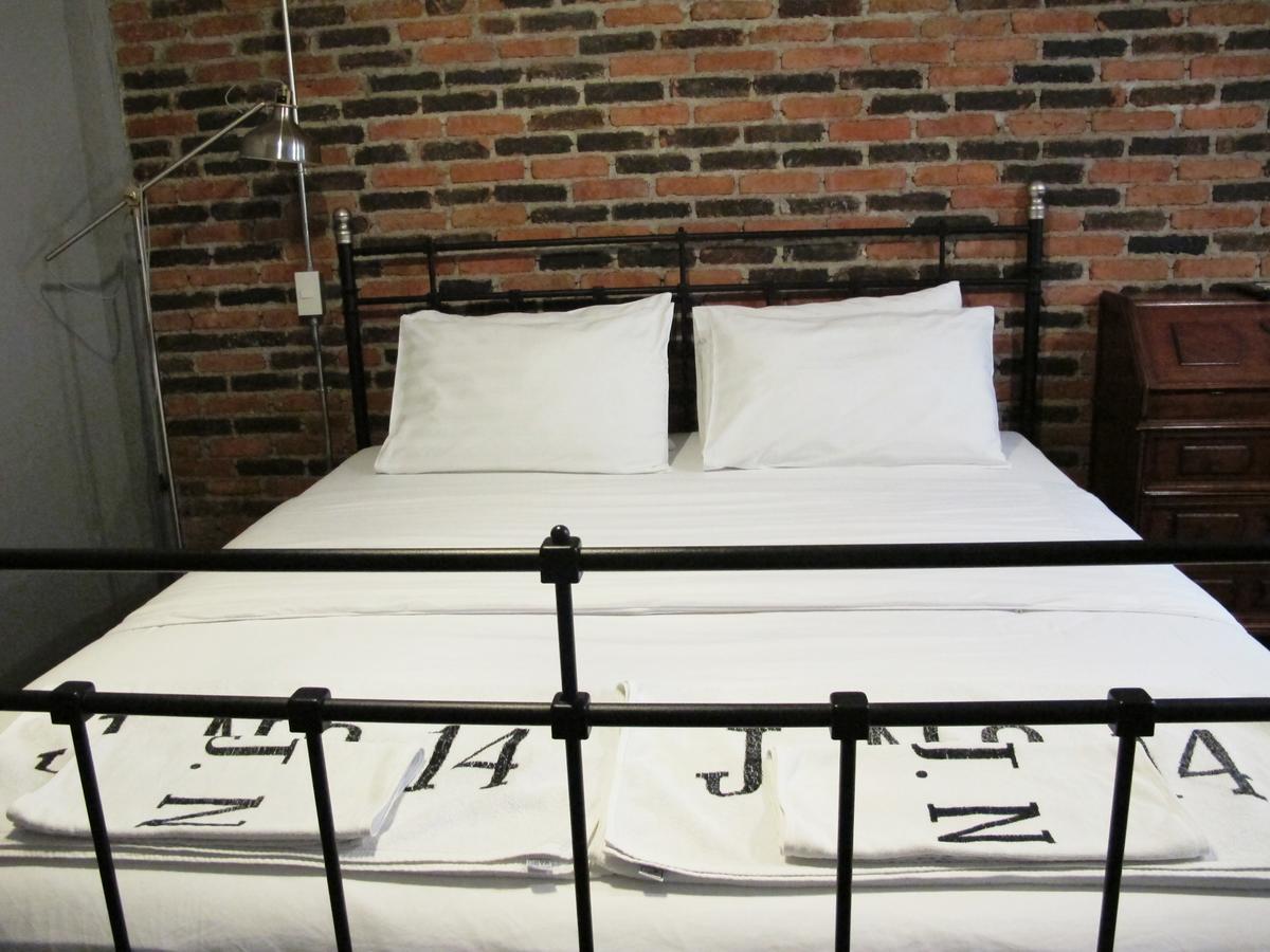J No.14 Bed & Breakfast Банкок Екстериор снимка